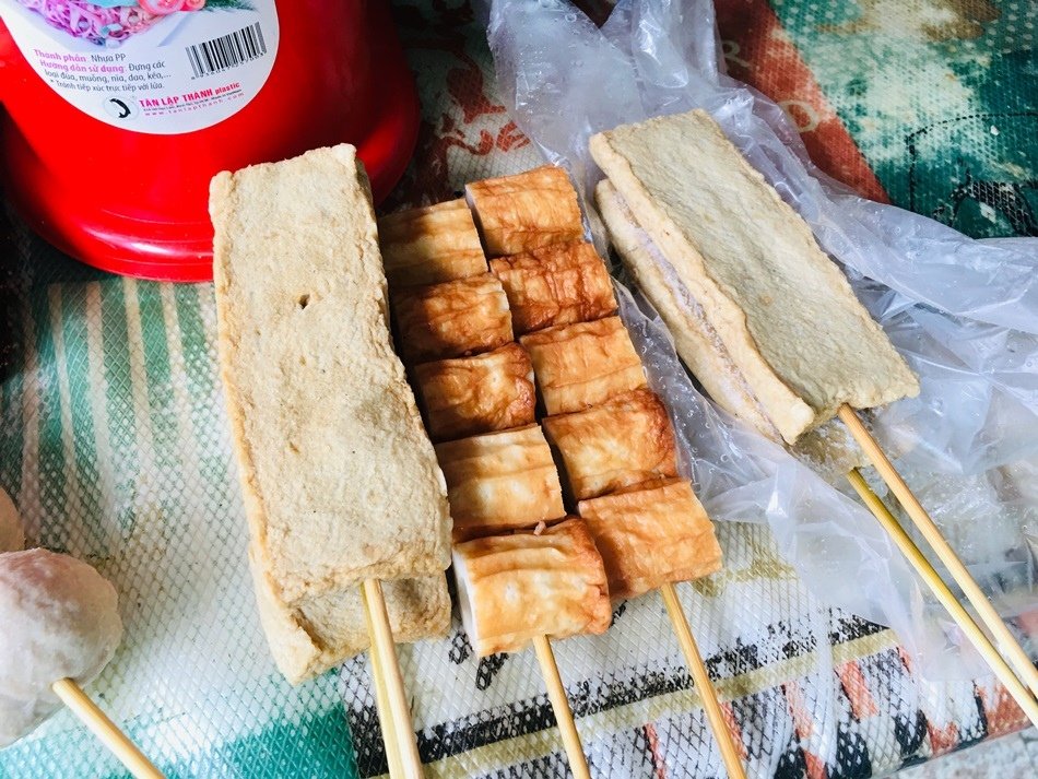 台南隱藏美食-便宜又好吃老字號文南路黑輪最低調的小時候的回憶，香腸配蒜頭免費好喝的湯古早味紅茶