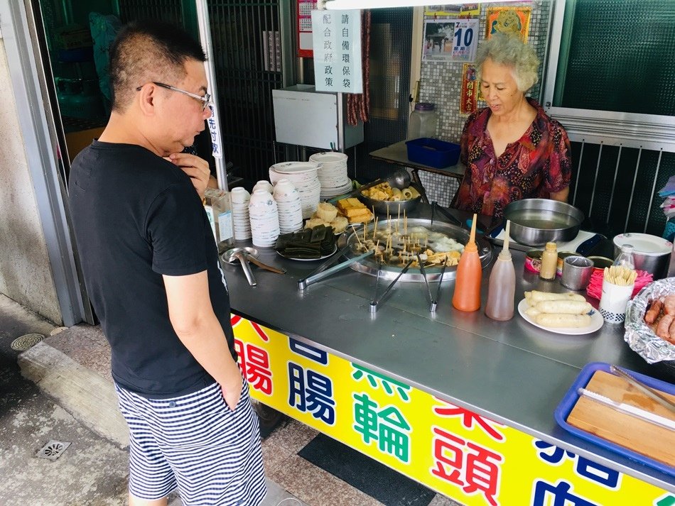 台南隱藏美食-便宜又好吃老字號文南路黑輪最低調的小時候的回憶，香腸配蒜頭免費好喝的湯古早味紅茶