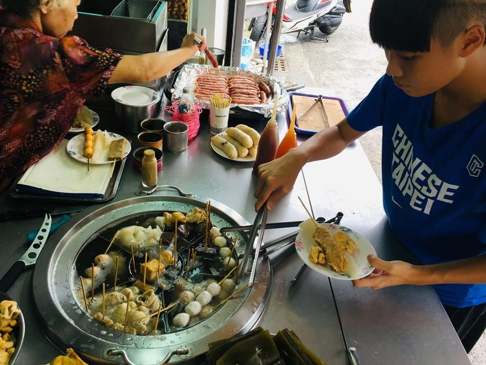 台南隱藏美食-便宜又好吃老字號文南路黑輪最低調的小時候的回憶，香腸配蒜頭免費好喝的湯古早味紅茶