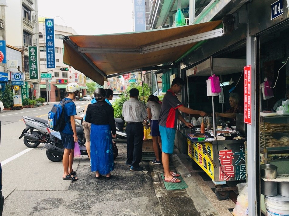 台南隱藏美食-便宜又好吃老字號文南路黑輪最低調的小時候的回憶，香腸配蒜頭免費好喝的湯古早味紅茶