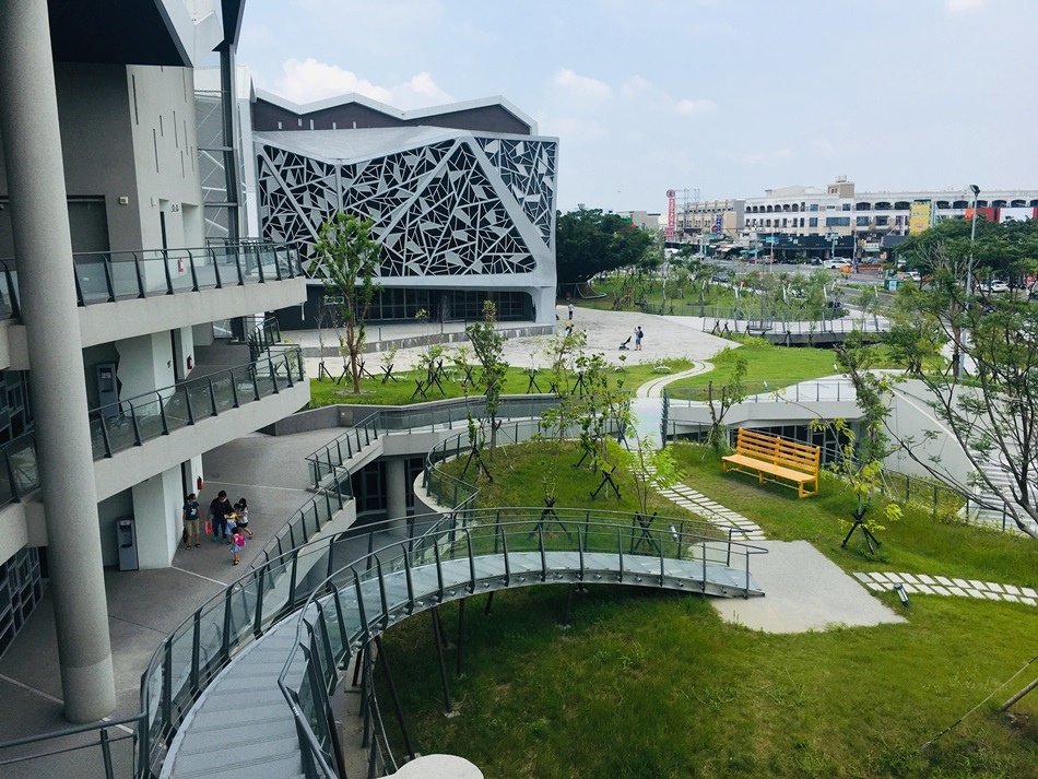 台南親子旅遊台江文化中心多邊形建築非常適合拍照打卡室內圖書館冷氣超強看書非常舒適好地方