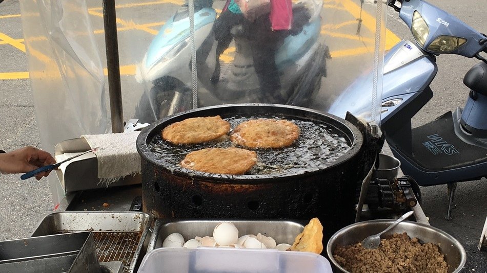 台南美食隱藏排隊夏林蔥油餅台南人知道好吃的下午茶點心一份加蛋35元搞定