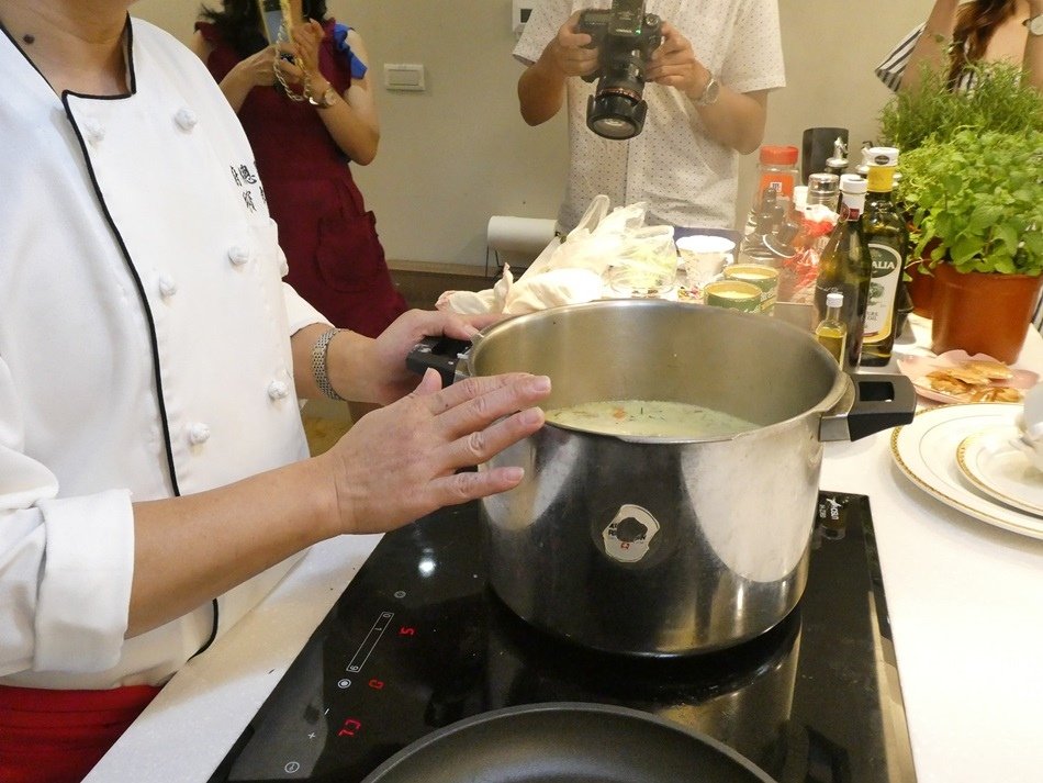 台中美食料理-豪山IH微晶調理爐，體驗烹飪後發現快熱又安全，時尚外觀火力強大，低油煙，主婦快速上菜好幫手,節能省電