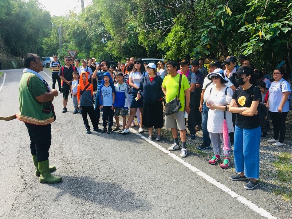 台東旅遊秘境-鸞山部落會走路的樹鸞山森林博物館大到讓人震撼的會移動的樹、自己烤竹叉山豬肉、極具挑戰的森林攀登、品嚐原住民風味餐和體驗大臼搗麻糬