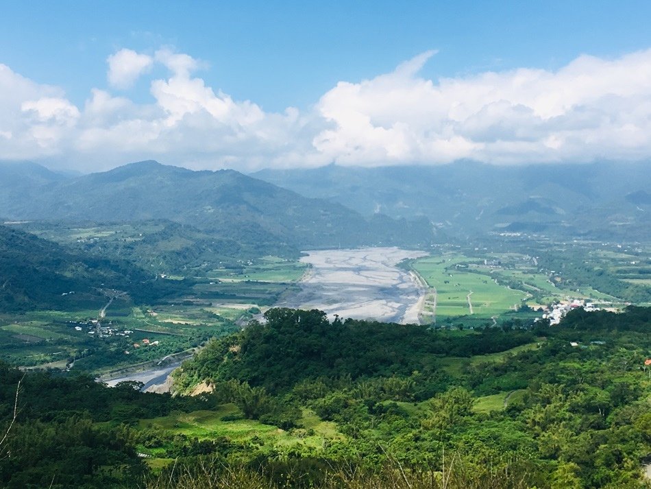 台東旅遊秘境-鸞山部落會走路的樹鸞山森林博物館大到讓人震撼的會移動的樹、自己烤竹叉山豬肉、極具挑戰的森林攀登、品嚐原住民風味餐和體驗大臼搗麻糬