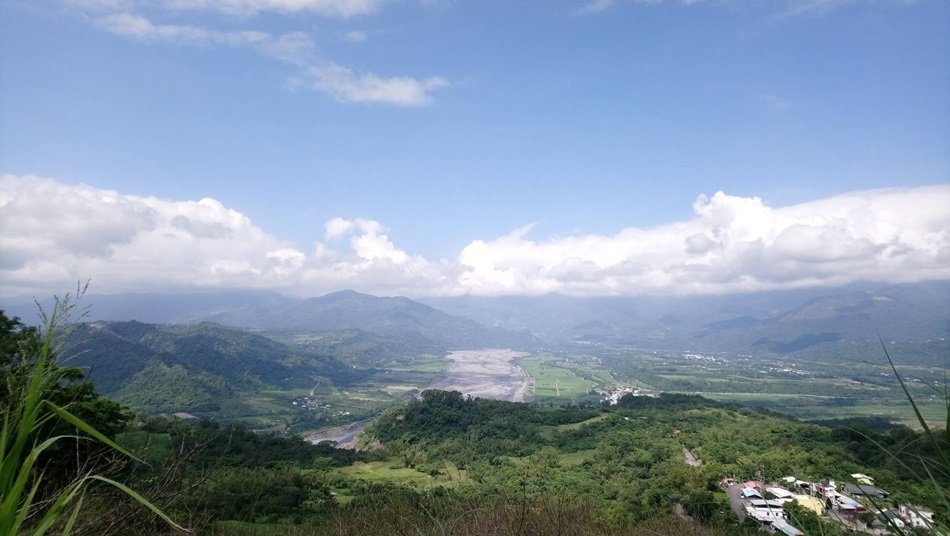 台東旅遊秘境-鸞山部落會走路的樹鸞山森林博物館大到讓人震撼的會移動的樹、自己烤竹叉山豬肉、極具挑戰的森林攀登、品嚐原住民風味餐和體驗大臼搗麻糬