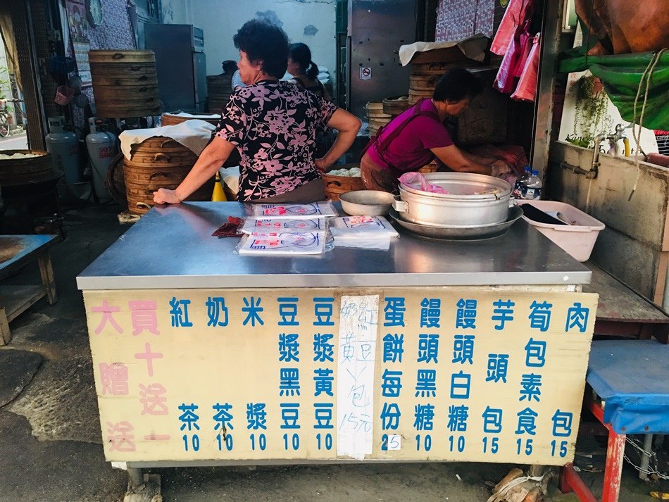 台南美食-在地人才知道的好吃新化黃肉包推薦好吃筍子包、芋頭包30年菜包、肉包15元不漲價