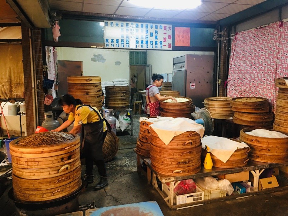 台南美食-在地人才知道的好吃新化黃肉包推薦好吃筍子包、芋頭包30年菜包、肉包15元不漲價