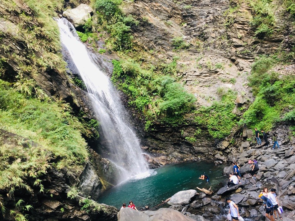 屏東親子旅遊推薦人間秘境霧台的神山瀑布，水超碧綠的人煙罕至非常靜謐這裡是我們的私房秘境