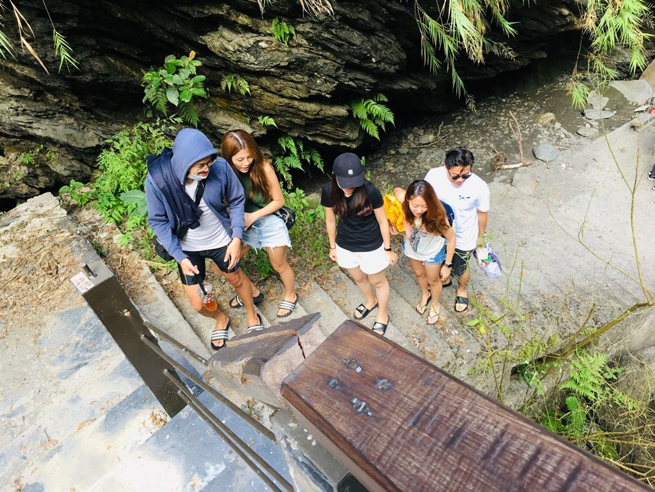 屏東親子旅遊推薦人間秘境霧台的神山瀑布，水超碧綠的人煙罕至非常靜謐這裡是我們的私房秘境