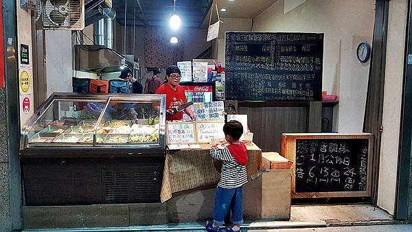 台中必吃鹹酥雞美食熊掌香雞排可以問事情收驚問世雞排店吃美味的鹹酥雞，還可以吃美食兼指引人生迷霧的呢?