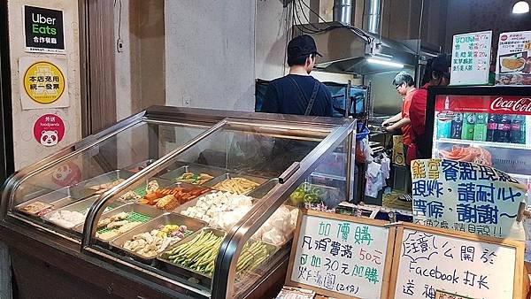 台中必吃鹹酥雞美食熊掌香雞排可以問事情收驚問世雞排店吃美味的鹹酥雞，還可以吃美食兼指引人生迷霧的呢?