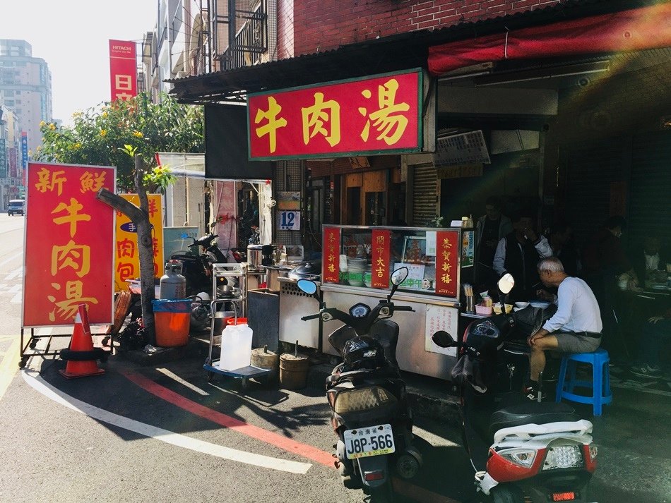 台南美食崇明路台灣本產新鮮牛肉湯連陳金鋒也常來喝湯，傳香巷弄台南外省牛肉湯美味，牛肉清湯色澤不混濁