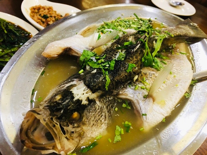 台南美食│巴東泰式料理適合家庭聚餐，朋友聚會最愛月亮蝦餅、檸檬魚特別推薦台南好吃泰式料理