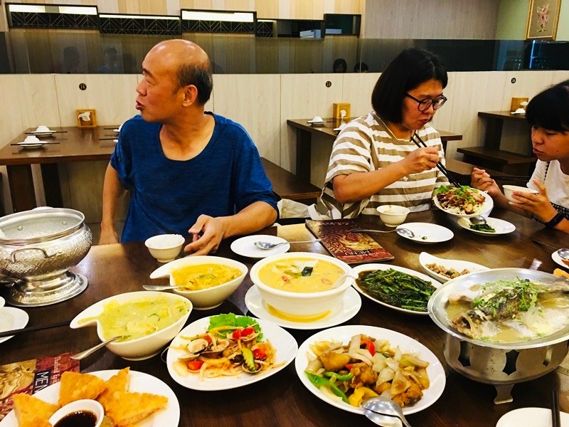 台南美食│巴東泰式料理適合家庭聚餐，朋友聚會最愛月亮蝦餅、檸檬魚特別推薦台南好吃泰式料理