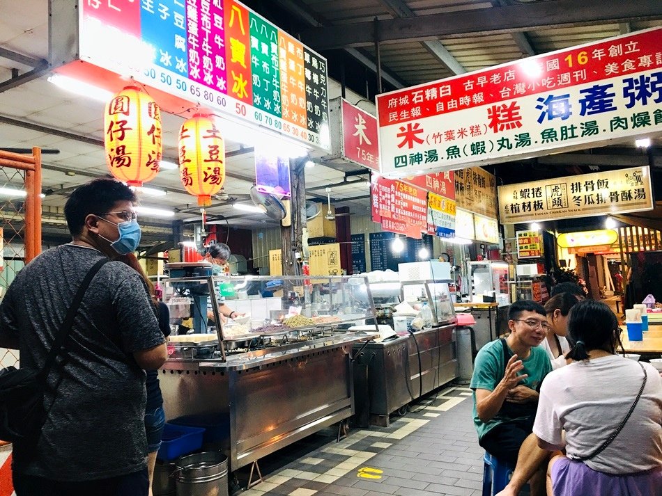 台南古早味冰店民族路謝家八寶冰宵夜美食石精臼老店赤崁樓美食料多實在，湯圓Q口感好，也不會太甜，吃完有飽足感