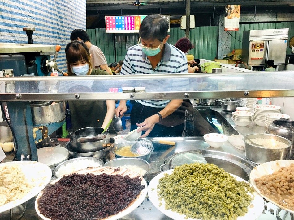 台南古早味冰店民族路謝家八寶冰宵夜美食石精臼老店赤崁樓美食料多實在，湯圓Q口感好，也不會太甜，吃完有飽足感  地址： 700台南市中西區民族路二段238號 開放時間：19