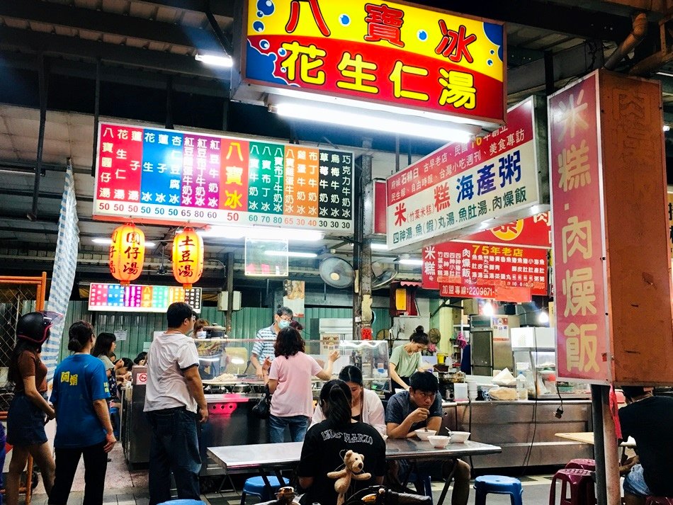 台南古早味冰店民族路謝家八寶冰宵夜美食石精臼老店赤崁樓美食料多實在，湯圓Q口感好，也不會太甜，吃完有飽足感