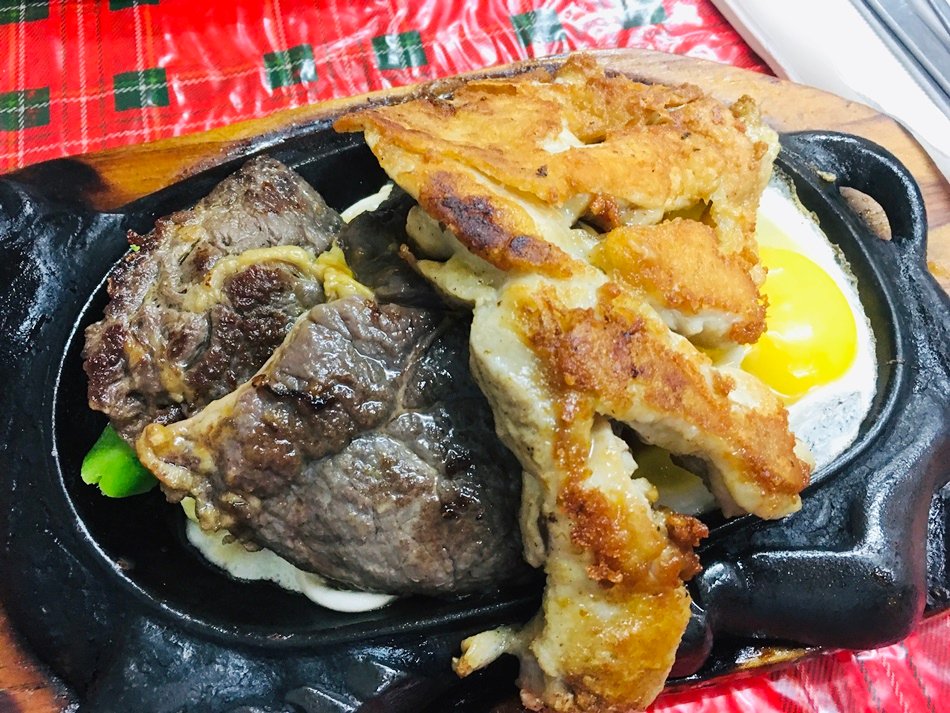 台南老字號牛台館赤崁牛排位於華納威修旁，經營30您以上牛排老店精選高級牛肉，老廚師手藝不沾醬特別好吃