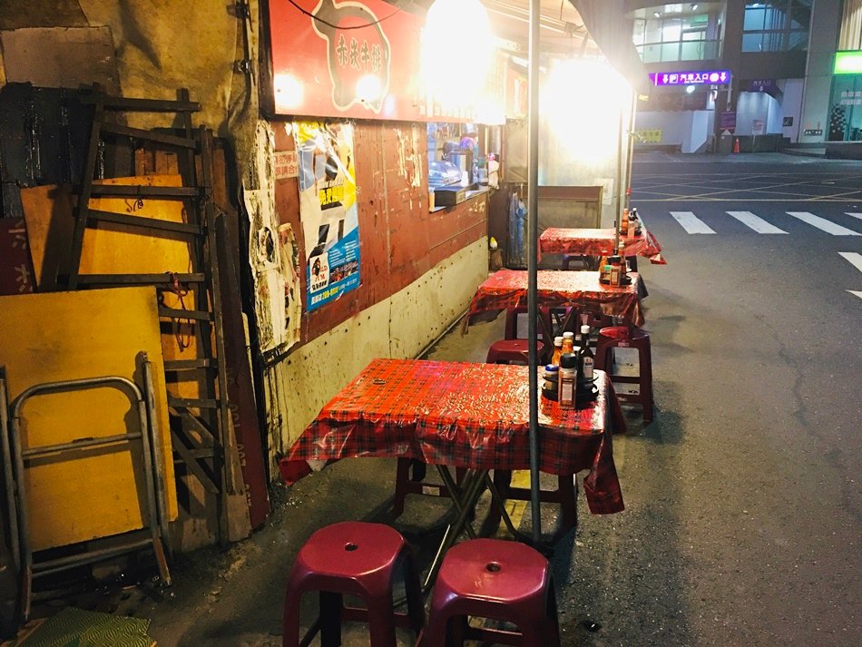 台南老字號牛台館赤崁牛排位於華納威修旁，經營30您以上牛排老店精選高級牛肉，老廚師手藝不沾醬特別好吃