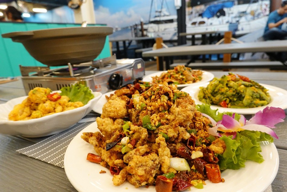 台南安平運河旁津昌貨櫃碼頭平價熱炒海鮮主題餐廳食材很新鮮，環境品質佳適合團體家族聚會