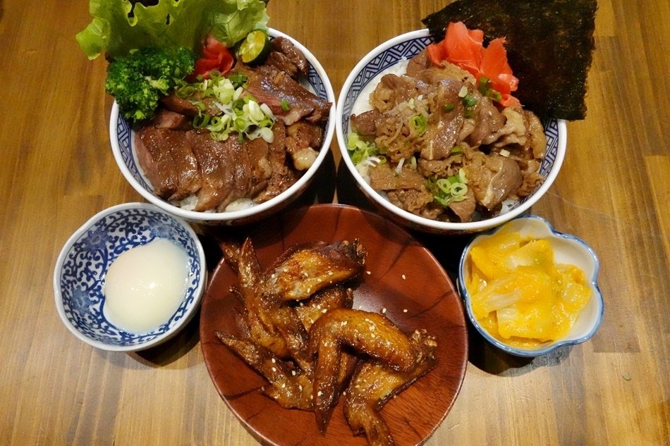 台南美食丁次郎永康崑大店日本燒肉及丼飯的燒肉屋台超大碗牛排丼飯主廚秘製叉燒醬，色澤鮮明、香味四溢