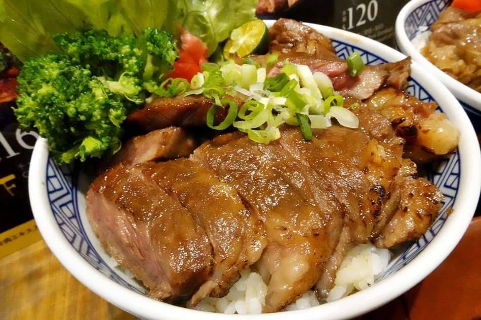 台南美食丁次郎永康崑大店日本燒肉及丼飯的燒肉屋台超大碗牛排丼飯主廚秘製叉燒醬，色澤鮮明、香味四溢