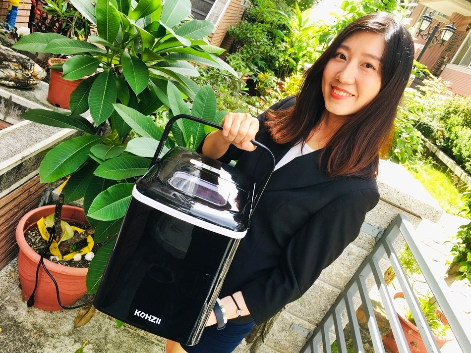 微電腦全自動製冰機KOHZII康馳,手提式全自動製冰機,外帶出門，露營、活動處處都有冰塊用，隨按即做快速製冰