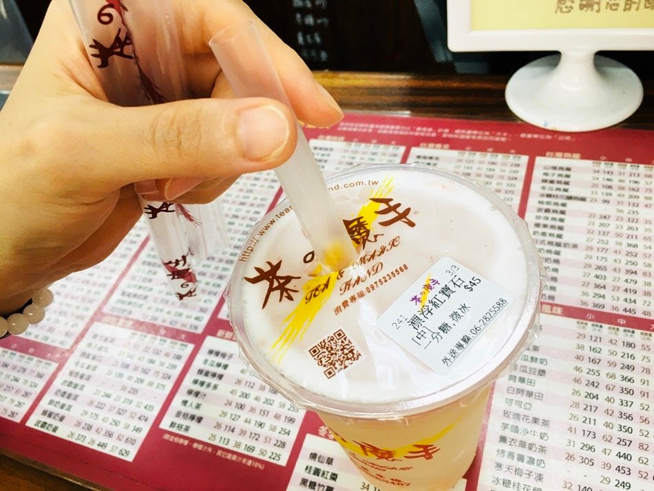 台南必喝茶飲│茶之魔手茶葉使用南投名間鄉松柏嶺茶農台灣茶葉製做，2021茶之魔手新品上市派對系飲品【漂浮紅寶石】%26;【柚惑系列】超級推薦好喝,茶葉不使用進口茶或越南茶葉混茶