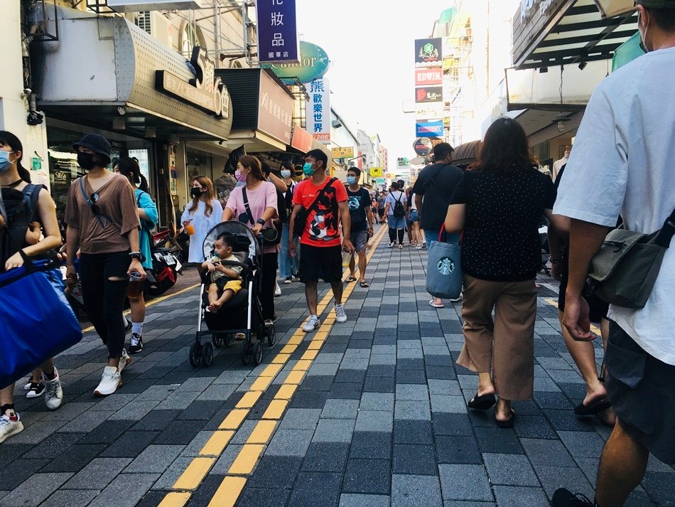 台南小吃游爸爸蕃薯椪推薦白糖粿、地瓜椪、黑麻麻、芋頭餅從小吃到大