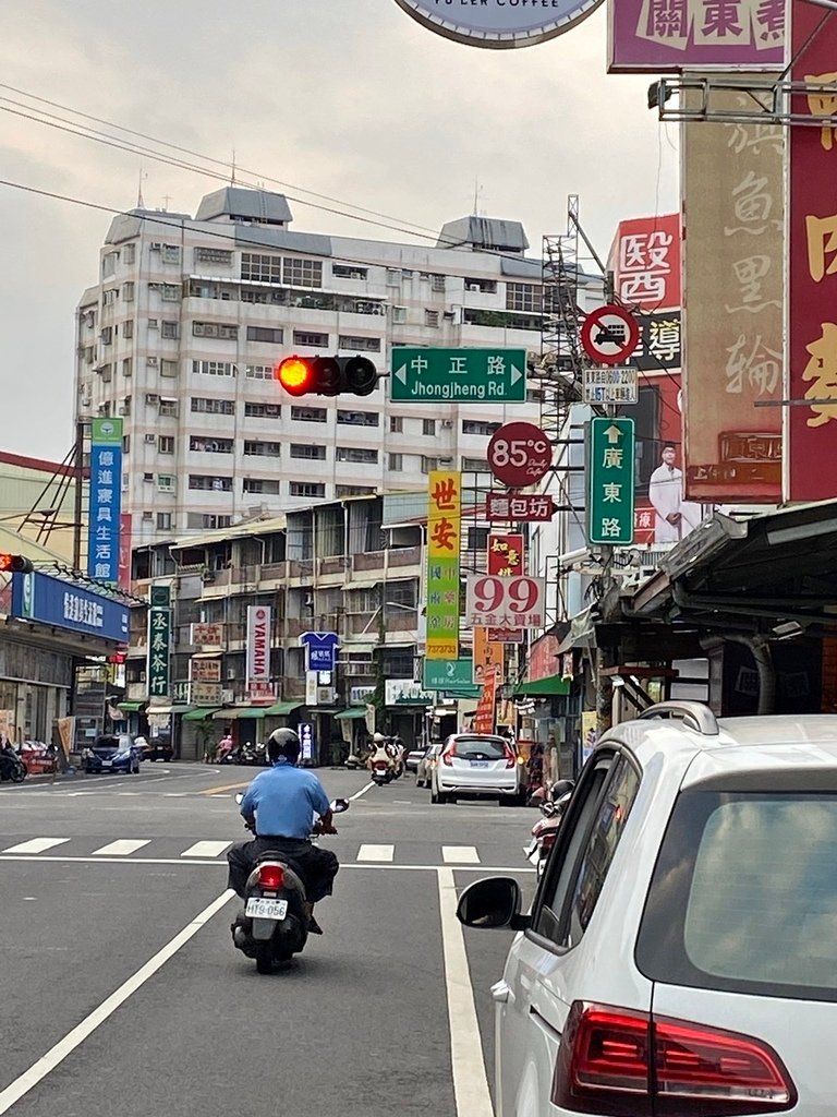 屏東火鍋推薦│肉肉控首選嗑肉石鍋屏東店享受大口吃肉的滿足感，自助餐點吃到飽，不列顛頂級海陸雙人餐超浮誇，打卡送「鮮蛤蜊兩份」或「大魷魚乙隻」