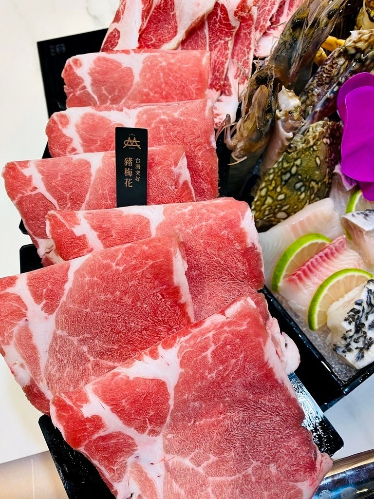 屏東火鍋推薦│肉肉控首選嗑肉石鍋屏東店享受大口吃肉的滿足感，自助餐點吃到飽，不列顛頂級海陸雙人餐超浮誇，打卡送「鮮蛤蜊兩份」或「大魷魚乙隻」