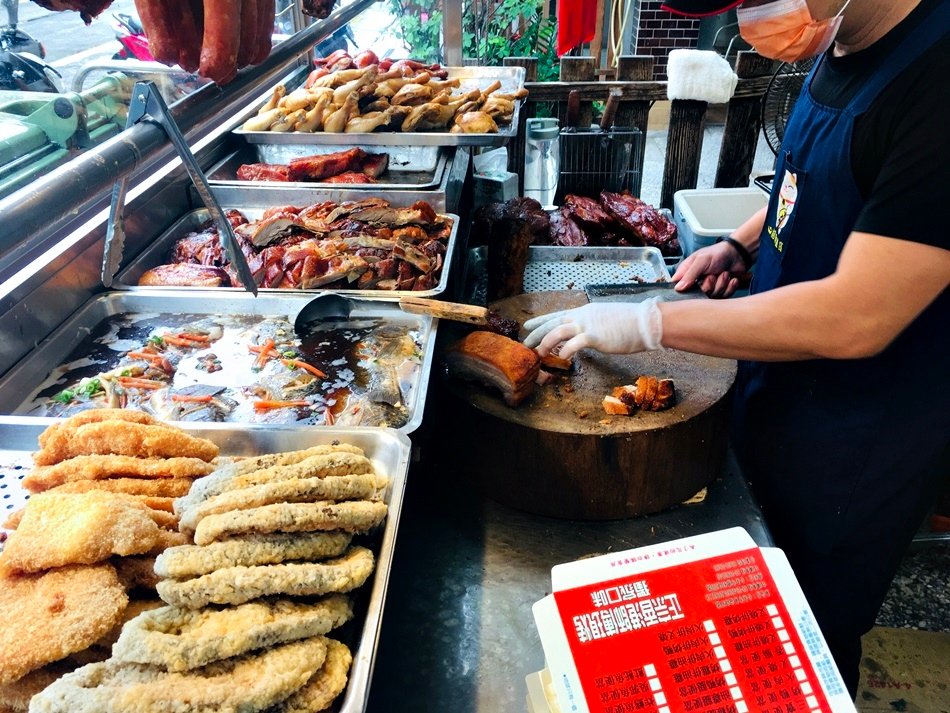 台南美食東區港記燒臘份量超大，老闆是道地香港人，推薦烤鴨、火肉，不白飯還可以多選一樣菜