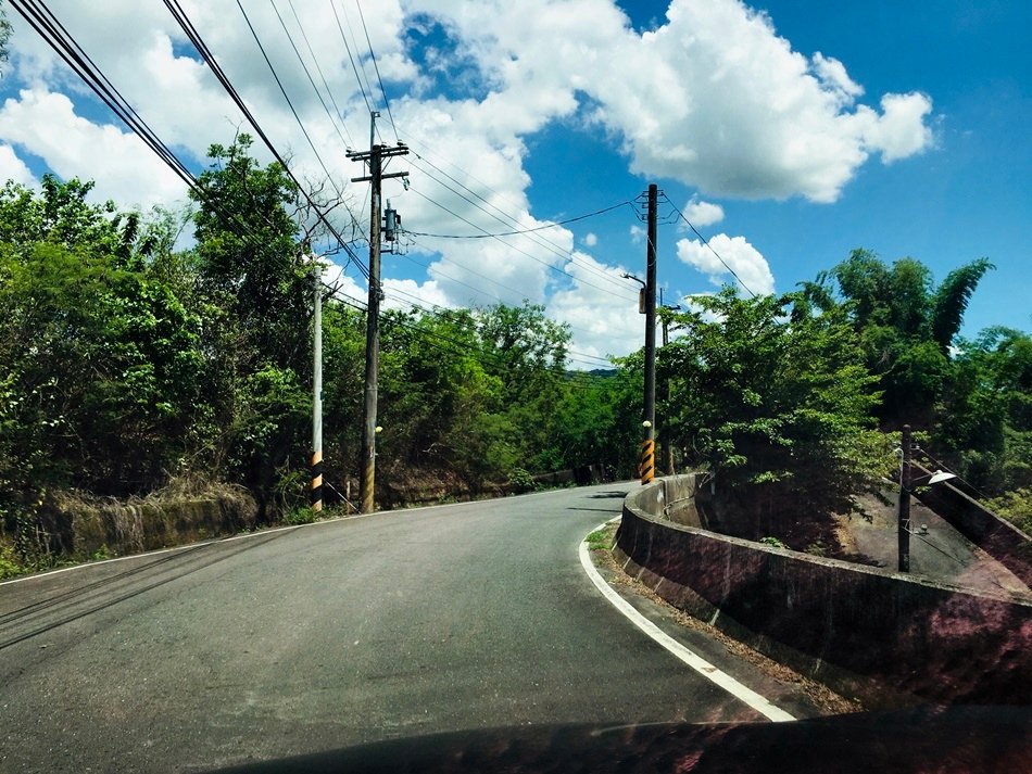 高雄IG打卡秘境,田寮中寮山隧道觀景台,居高臨下俯視南二高與月世界惡地地形