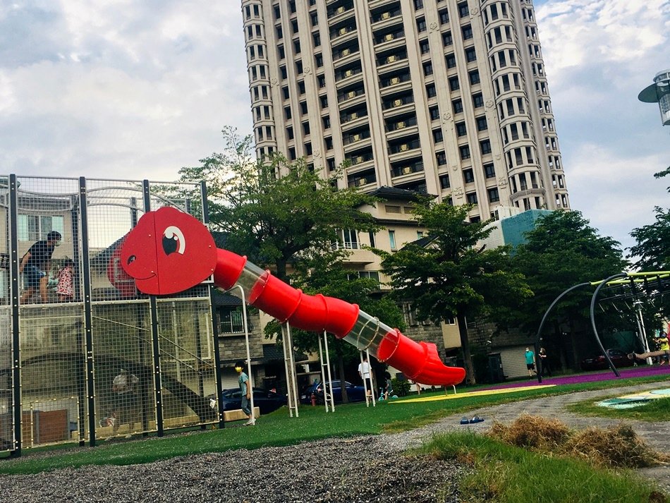 台南親子景點推薦湖美社區頂美公園,好多小孩都愛玩的溜滑梯還有小石頭~沒有蚊子