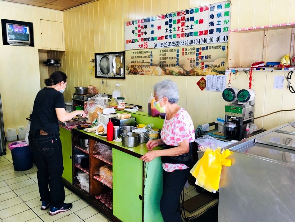 台南早餐夏一跳精緻早餐店,家齊高中旁30年老店,年輕時最愛坐這裡買早餐看水手服了