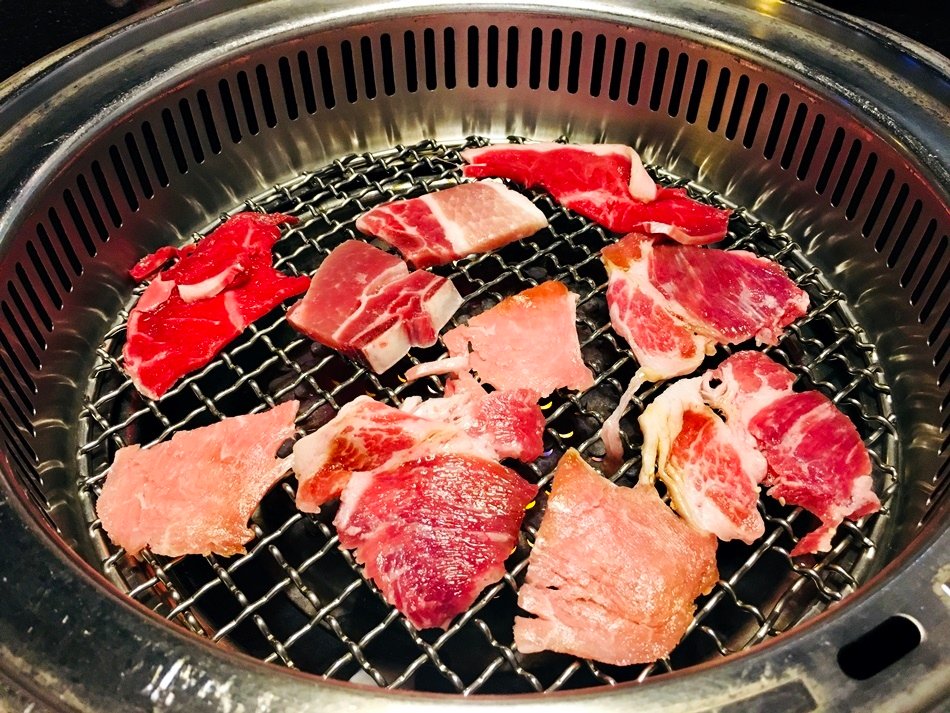 台南燒烤推薦神保町燒肉文賢館，吃到飽燒烤餐廳，燒肉、哈根達斯、生魚片吃到飽