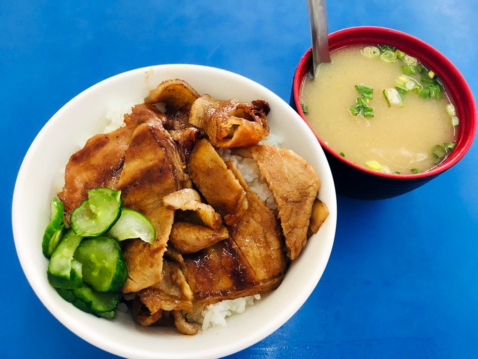 台南文賢路好吃燒肉飯│周家燒肉飯~嫩薑搭配烤好燒肉還有小黃瓜