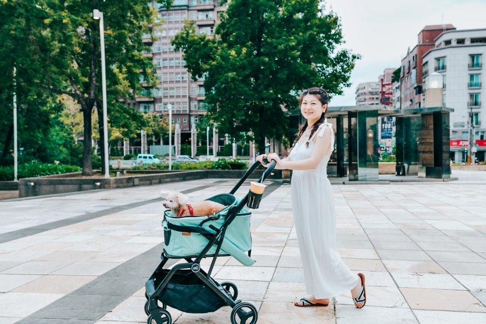 Capucci Pet卡布奇多功能寵物車讓你的寶貝愉快遊公園，不受任何震動影響，毛小孩乘坐非常舒適安全