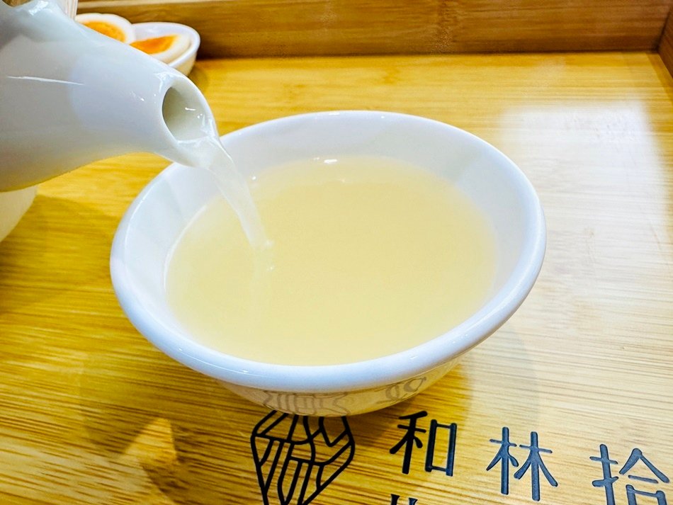 高雄麵店推薦和林拾麵，左營高鐵美食搭配超濃郁雞白湯麵店一麵三