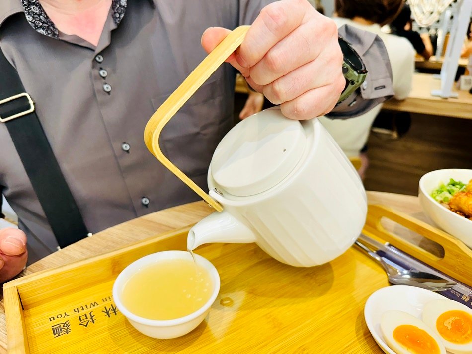 高雄麵店推薦和林拾麵，左營高鐵美食搭配超濃郁雞白湯麵店一麵三