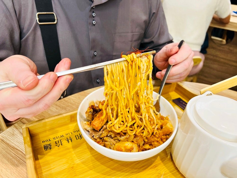 高雄麵店推薦和林拾麵，左營高鐵美食搭配超濃郁雞白湯麵店一麵三