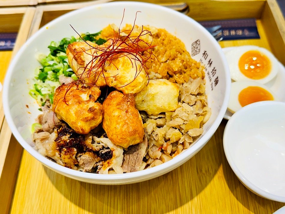 高雄麵店推薦和林拾麵，左營高鐵美食搭配超濃郁雞白湯麵店一麵三