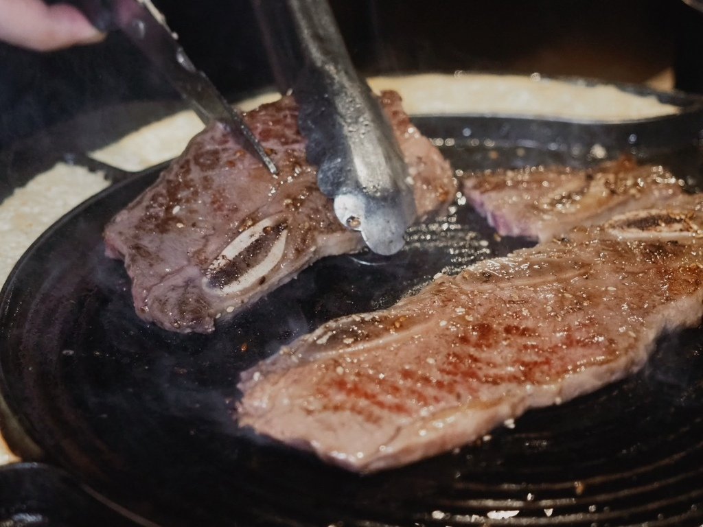 台北大安《韓老二烤肉餐廳》韓國烤肉必吃豬五花，加上烤邊蛋絕對