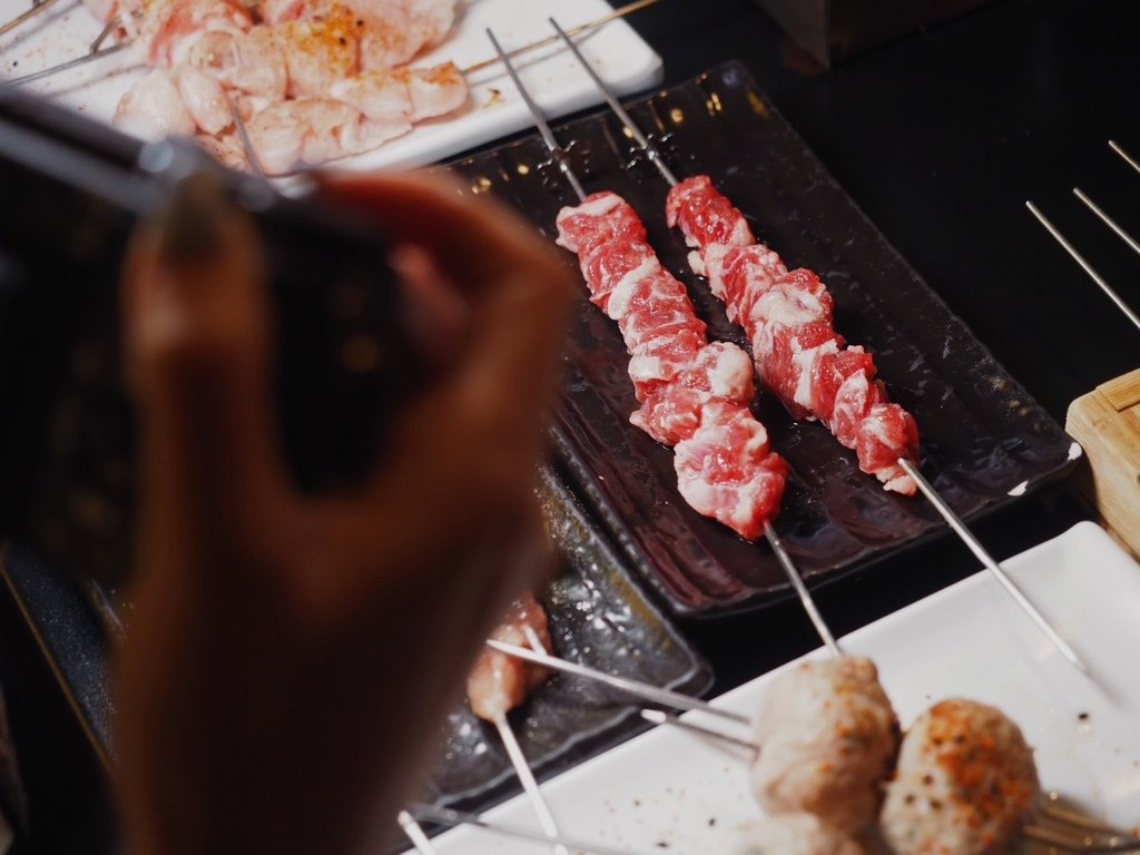 台北西門町《羊騷殿》台灣唯一自動旋轉燒烤羊肉串！羊肉爐也吃得