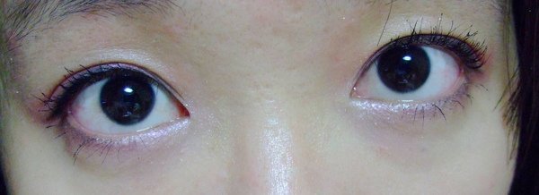 難得的粉紅眼睛拍一下XD