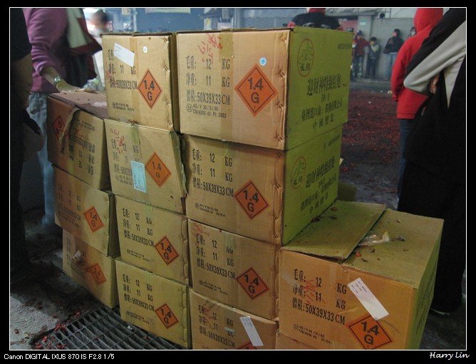 紙箱內都是鞭炮,站在旁邊都會心驚驚