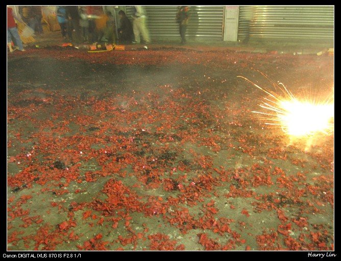 夾雜著隨時爆開的未爆彈