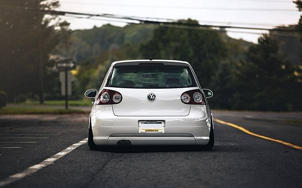 6928476-vw-volkswagen-golf-mk5-white-tuning-car-rear.jpeg