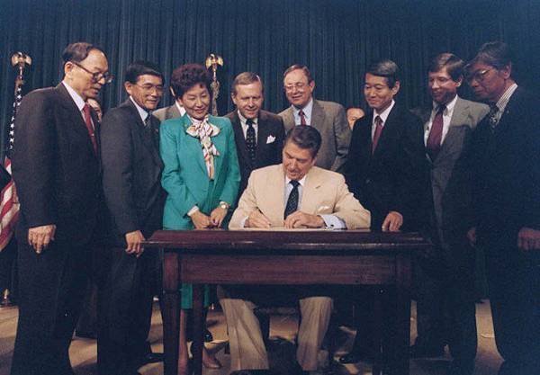 129 300 Ronald_Reagan_signing_Jap_Reparations_Bill.jpg